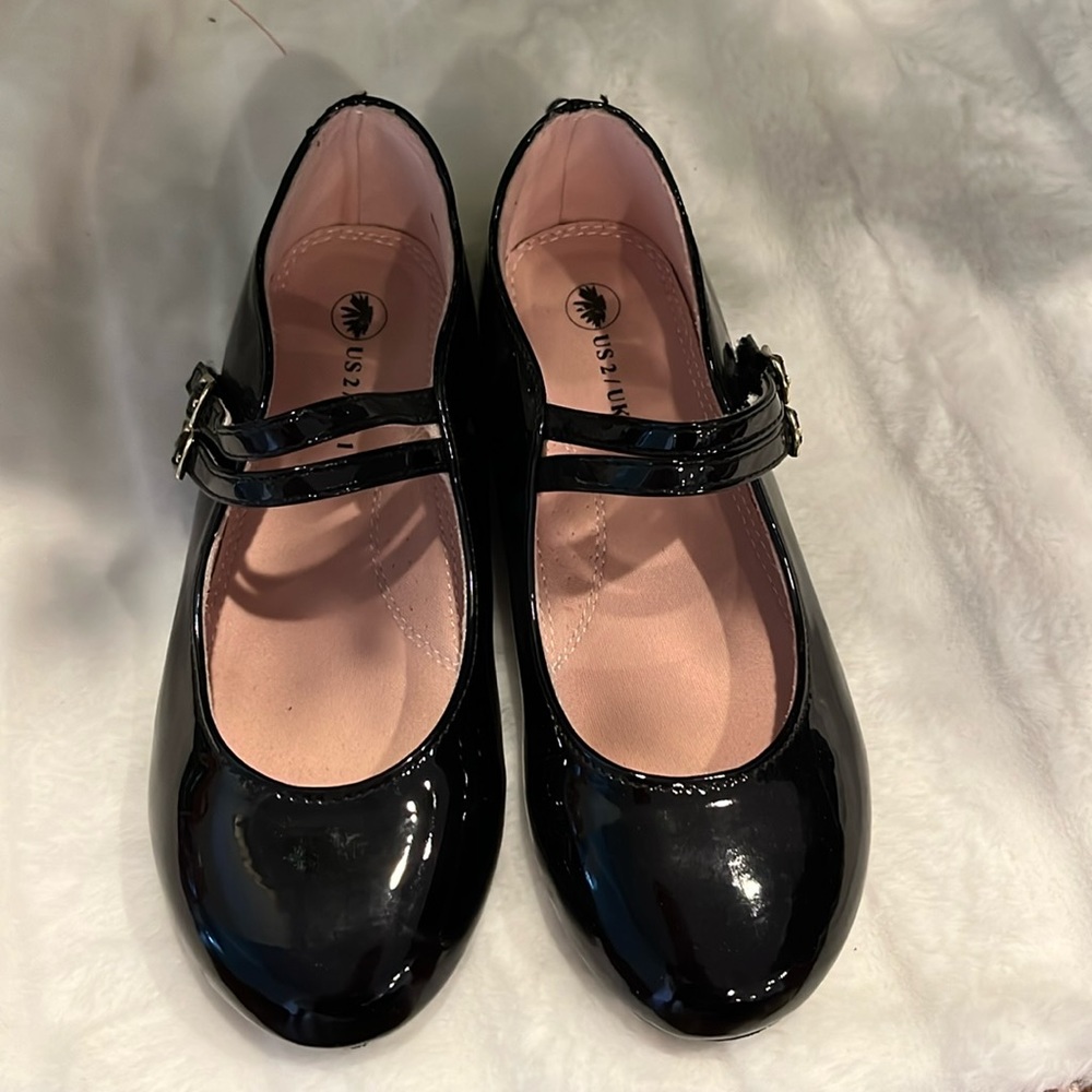 Girls size 2 black patent leather shoes